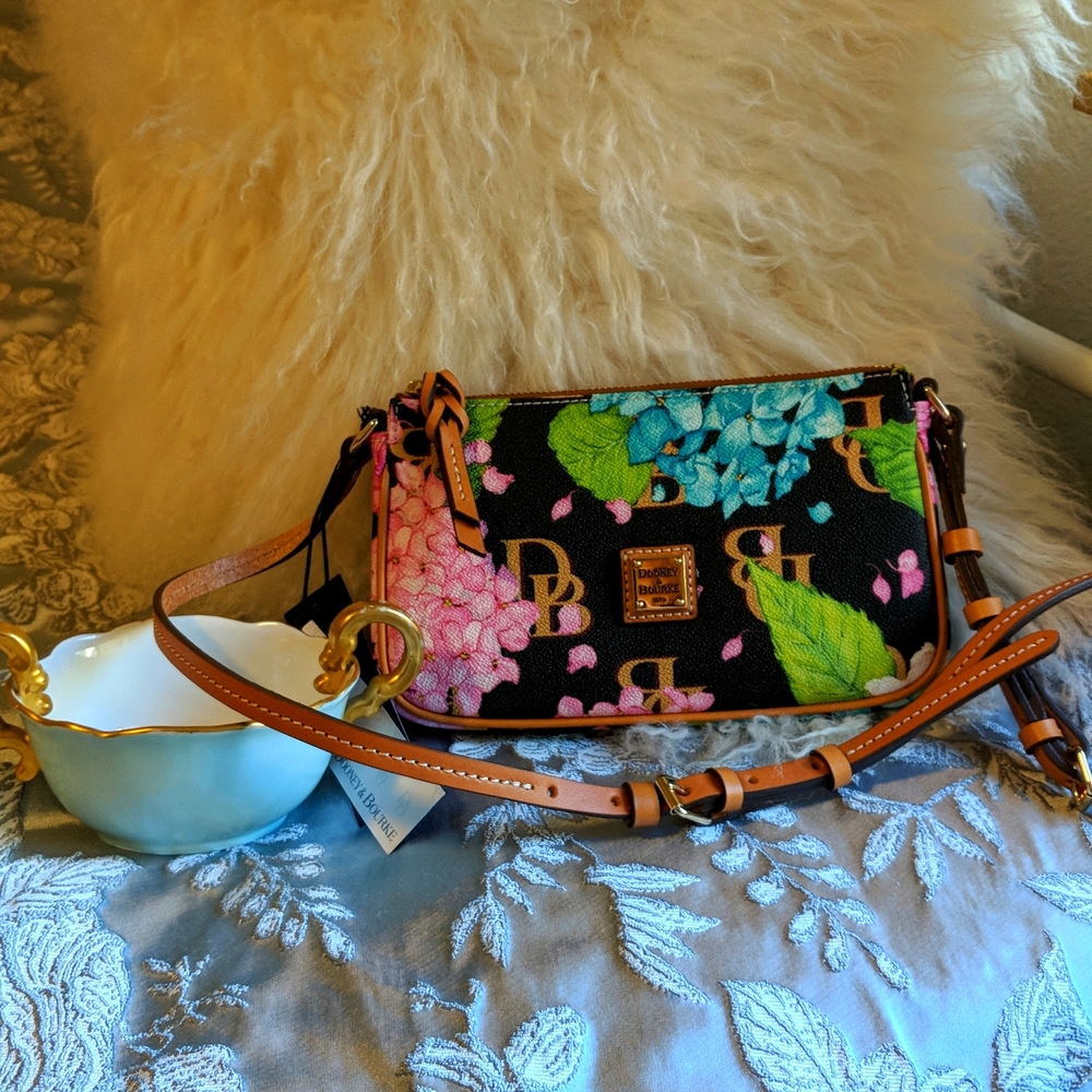 **NWT** Dooney and Bourke Lexi Crossbody!